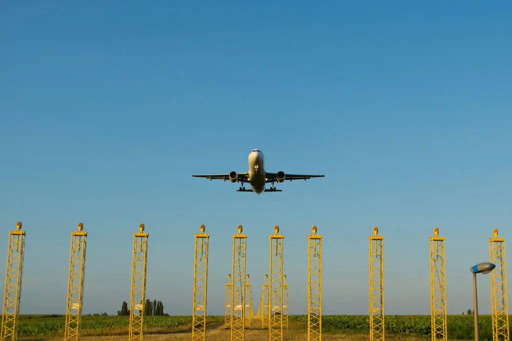 Vliegtuig in de landing boven de naderingslichten van Brussels Airport