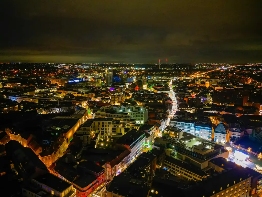 Hasselt bij nacht, vanuit de lucht gezien, met verlichte straten
