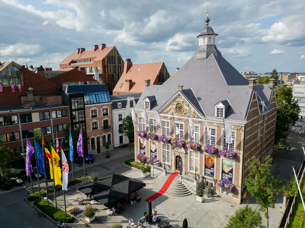 Het oude stadhuis van Hasselt, gezien vanuit de lucht