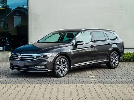 Donkergrijze Volkswagen Passat Variant, schuin van voren gezien